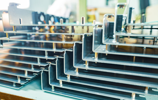 TFT的现代金属部件陈列在车间的桌子上图片下载