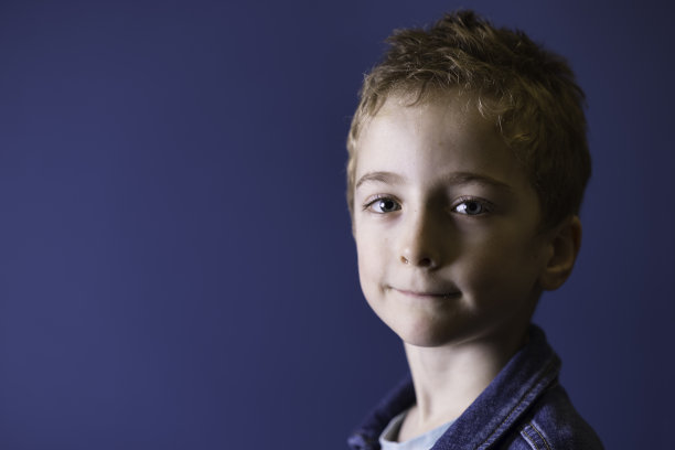 棕色头发的7岁男孩图片下载