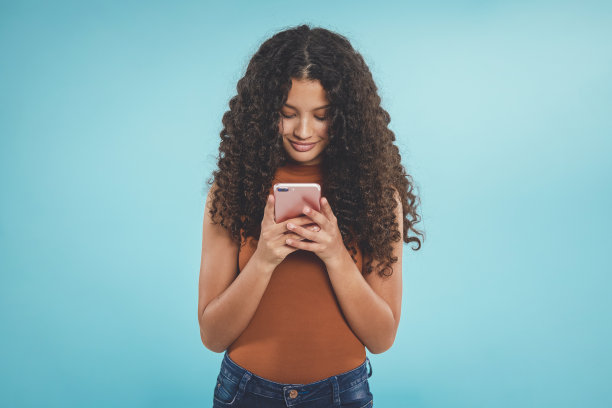 少年发短信图片下载