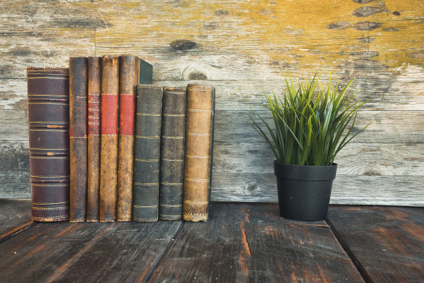 时尚的旧书。时间，记忆，历史，阅读和学习概念图片下载