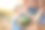 年轻的父亲和小女儿享受家庭野餐在美丽的夏季公园举行大西瓜。与父亲共度周末概念素材图片
