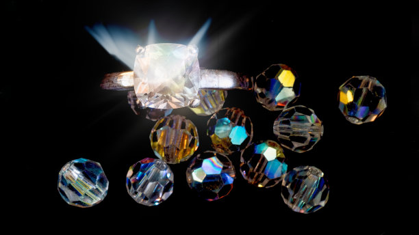 黑色背景上的钻石和戒指图片下载