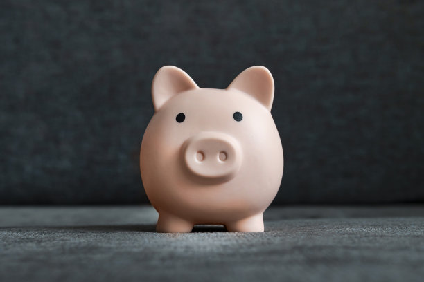 蓝色的存钱罐，黑色的背景。图片下载