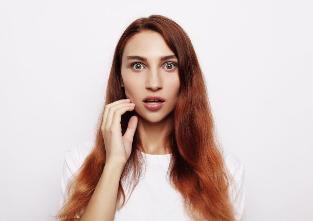 生活方式和人的观念:震惊了美丽的年轻女子，张大了嘴巴图片下载