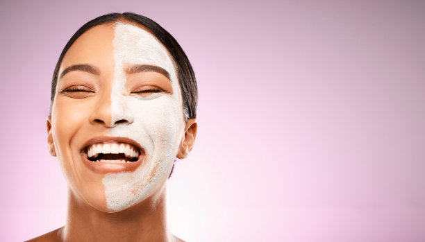 工作室拍摄了一个迷人的年轻女子，在粉红色的背景下有一张脸图片下载