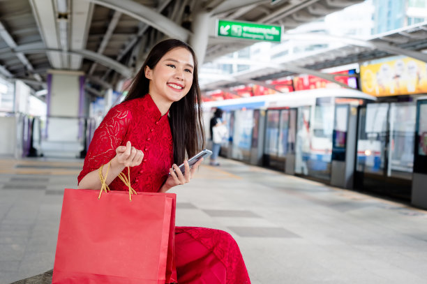 地铁里穿红衣服的女人图片下载