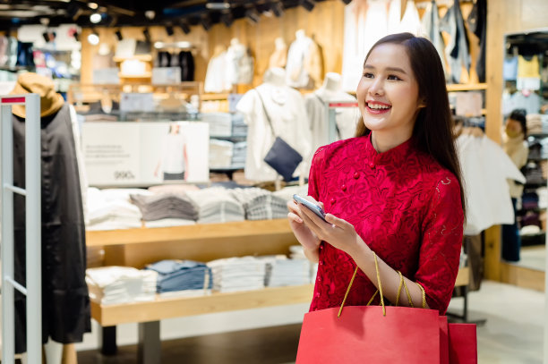 穿着红色裙子的女人在商场里购物图片下载