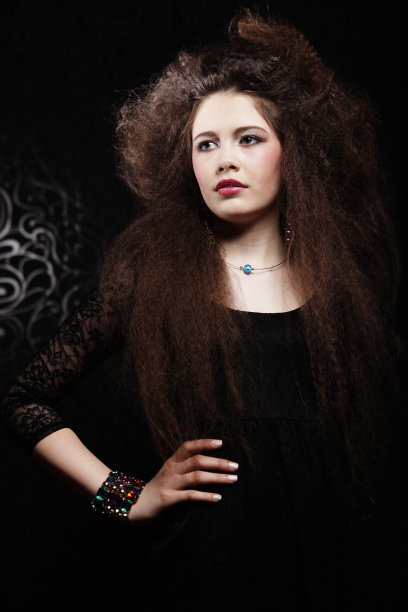 美丽的女人的肖像在黑色的衣服和时尚的发型图片下载