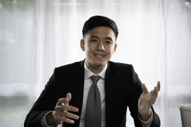 友好和聪明的年轻亚洲商人图片下载