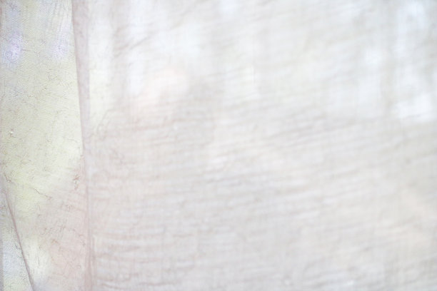 白色的窗帘。不太干净的布料图片下载