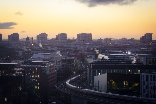 在柏林的清晨。在去往柏林火车站的路上，一列运动模糊的通勤火车。图片下载