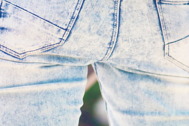 从后面穿牛仔裤的男人。男性在紧身牛仔裤的底部图片下载