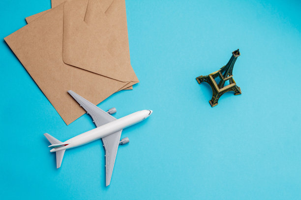 用飞机传送邮件和消息的概念。一架白色的玩具飞机正在飞行。前视图。青绿色的背景。一个拷贝的地方。自由空间图片下载