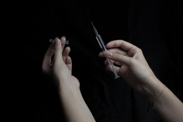 女性的手正在打开注射器图片下载