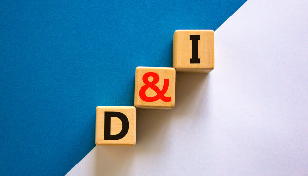 D和I，多样性和包容的象征。概念词D和I，多样性和包容性在漂亮的蓝色桌子上的木制立方体，白色的背景。商业，D和I，多样性和包容的概念。图片下载