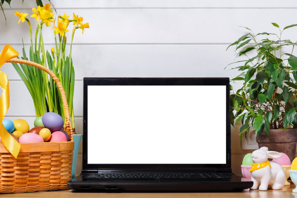 一个空白屏幕的笔记本电脑放在一张为复活节节日装饰的桌子上图片下载
