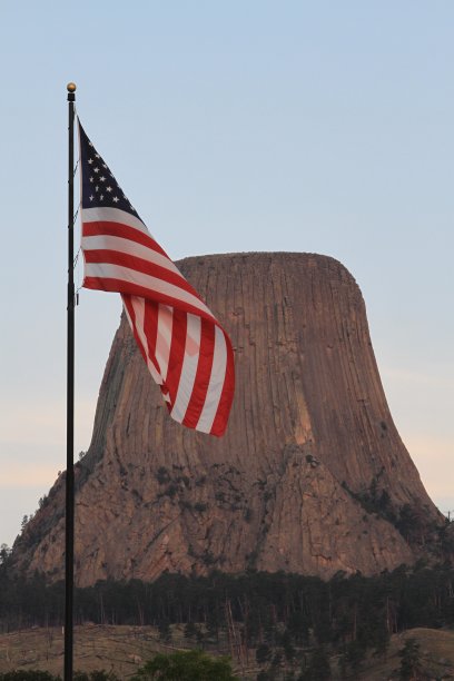 魔鬼塔前景的美国国旗图片下载