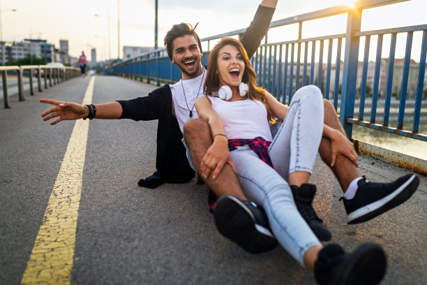 快乐的年轻人在户外玩滑板的照片图片下载