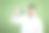 穿着白大褂的科学家，手里拿着一个装着蓝色液体的小烧瓶图片下载