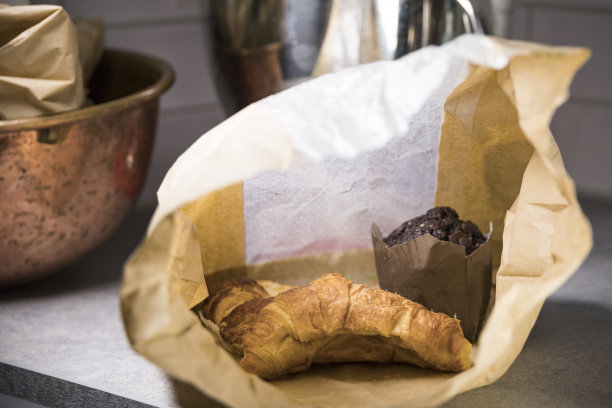 商店面包袋里的松饼和羊角面包。图片下载