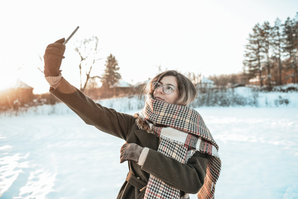 年轻女子在冬天的户外自拍图片下载