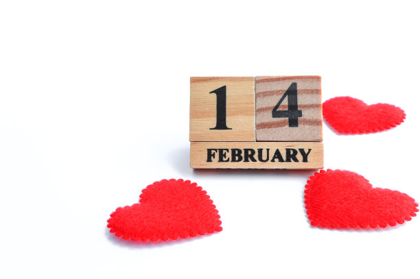 木制日历，日期为2月14日和红心，法兰绒白色背景。情人节的概念图片下载