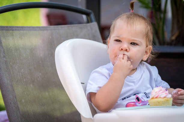 小女孩庆祝她的一周年纪念日。图片下载