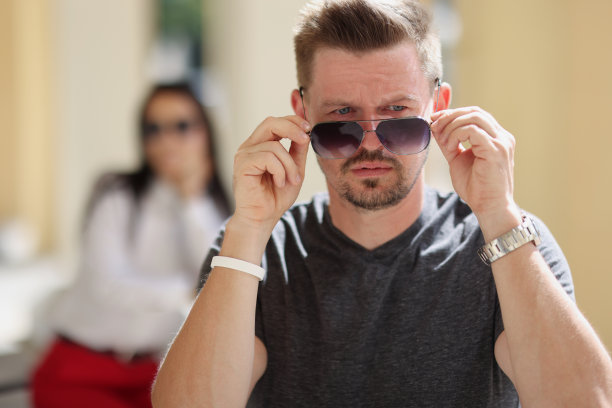 戴着墨镜的中年时尚男性，摆姿势拍照的帅哥图片下载