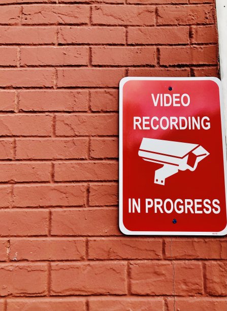 砖墙上有录像标志图片下载