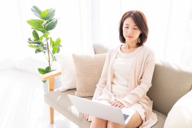 年轻的亚洲女性使用笔记本电脑，麻烦图片下载