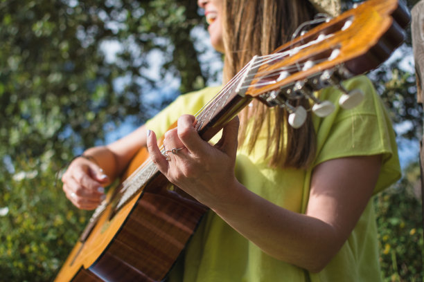 打西班牙吉他。图片下载