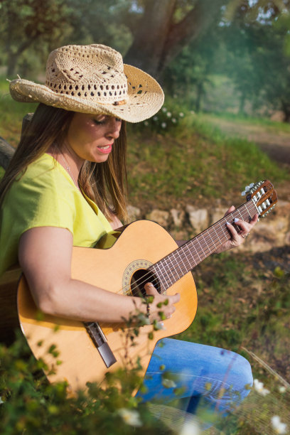 打西班牙吉他。图片下载