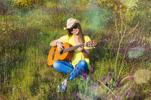 打西班牙吉他。图片下载