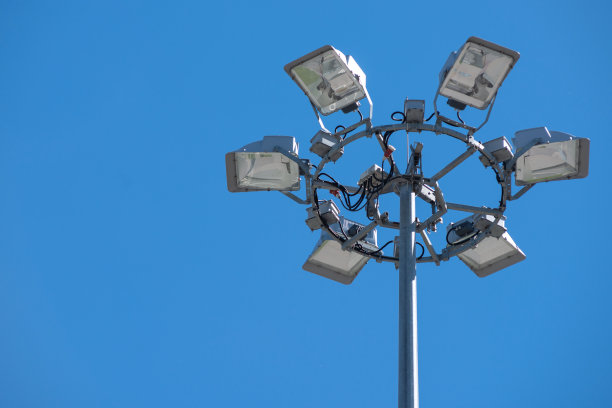 放映机支架由几个单独的聚光灯组成，背景是湛蓝清澈的无限天空。体育场、建筑工地或工厂的照明桅杆概念。文本的复制空间图片下载