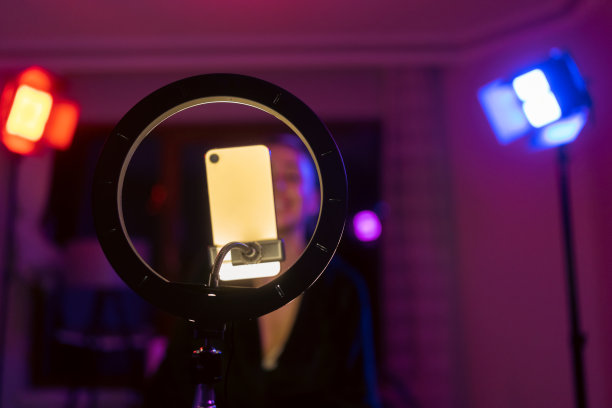 美丽的年轻女子在社交媒体上直播她的舞蹈表演图片下载