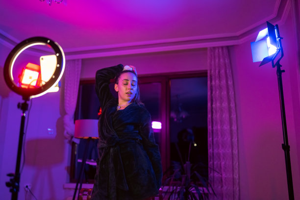 美丽的年轻女子在社交媒体上直播她的舞蹈表演图片下载