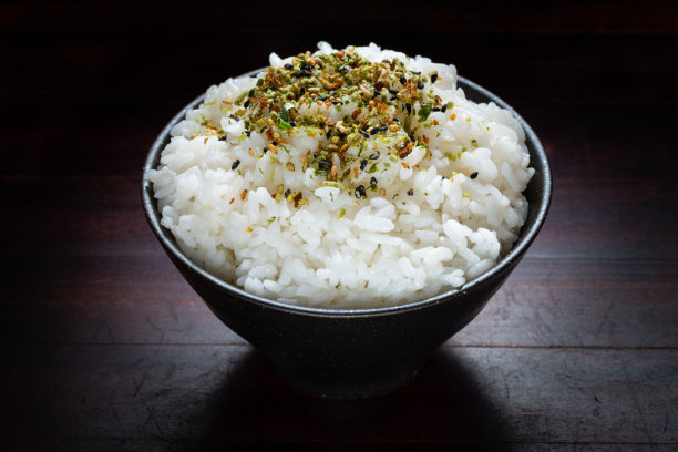 在木制背景的黑色碗中放入日本香料图片下载