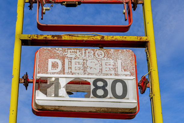 旧的生锈的加油站标志，欧元柴油价格。80号图片下载