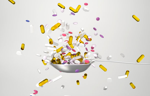 勺子里有很多药片。服用太多的药片。图片下载