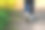 一位身穿白蓝相间牛仔裤的年轻女子正走在公园的碎石小道上。夏季散步、娱乐和消遣。休闲的生活方式。图片下载