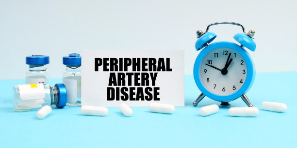 一个闹钟，药丸，注射和一张写着“外周动脉疾病”的卡片图片下载
