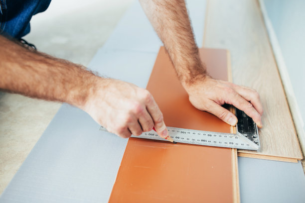 层压技术人员用正方形测量板的切线图片下载