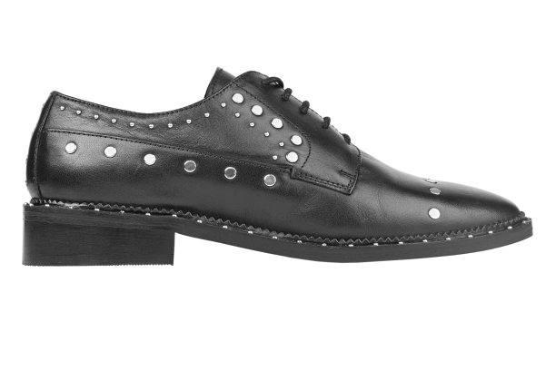 女性皮靴近距离黑色。牛津风格的鞋子。休闲的鞋子。文件包含剪辑路径。图片下载