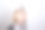 戴着皇冠的白种人女婴在灰色背景下显得很骄傲图片下载