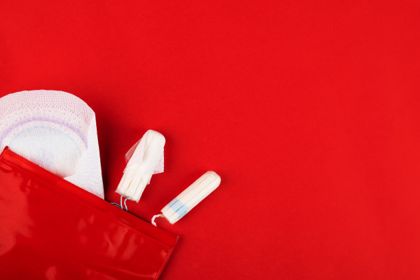 月经，女人的月经，月经餐巾和卫生棉条以红色为背景图片下载