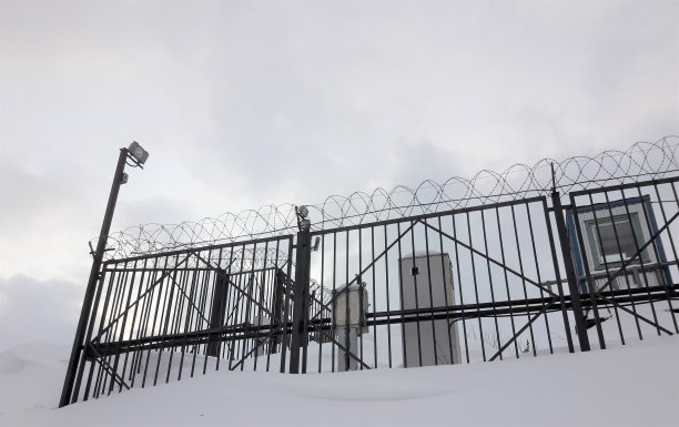 有铁丝和灯笼的栅栏。领土边界。边境栅栏。地脚线。图片下载