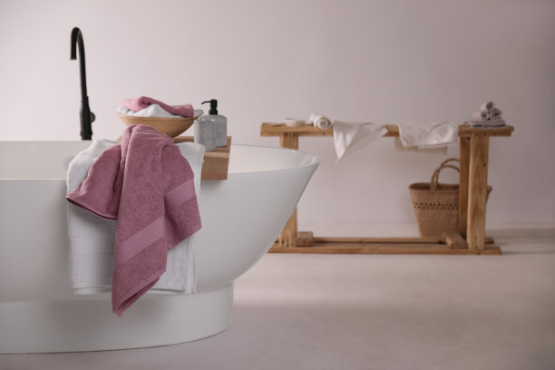 浴室里的木板上放着柔软的毛巾，还有写文字的空间。室内设计图片下载