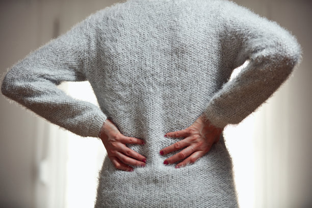 背部和臀部有问题的女人。图片下载