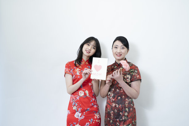 两位亚洲妇女，母女，手握爱的卡片庆祝母亲节图片下载