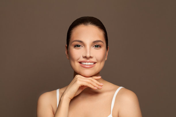 拥有完美清爽肌肤的Spa女性。面部护理、护肤、美容、美容、spa概念。图片下载